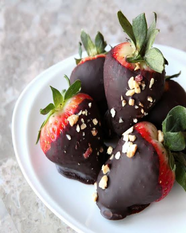 Delicious Keto Chocolate Covered Strawberries (Sugar-Free)