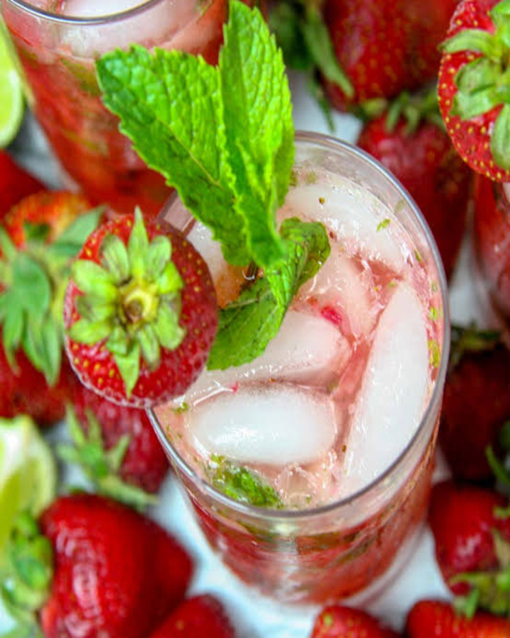 Delicious Keto Strawberry Lemonade Mojitos
